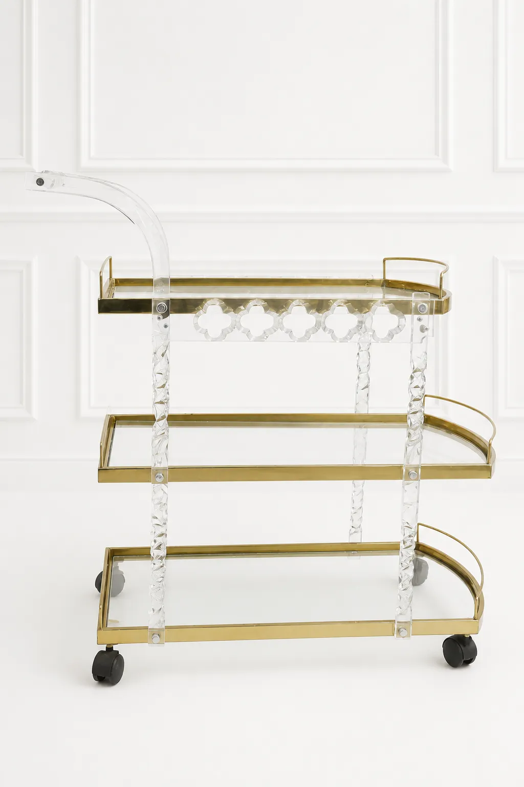 Luxury Acrylic and Gold 3-Tier Bar Cart – Elegant Twisted Lucite Serving Trolley with Glass Shelves Premium acrylic and gold 3-tier bar cart featuring twisted lucite support pillars, transparent glass shelves, a curved handle, and rolling caster wheels