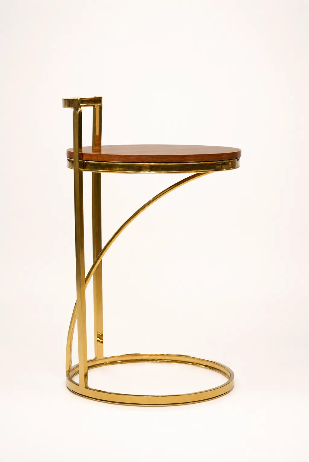 Modern Gold C-Shaped Side Table with Round Wooden Top and Arched Cantilever Base Modern gold C-shaped side table featuring an architectural cantilevered metal frame and a polished round wooden tabletop, isolated against a solid white background.