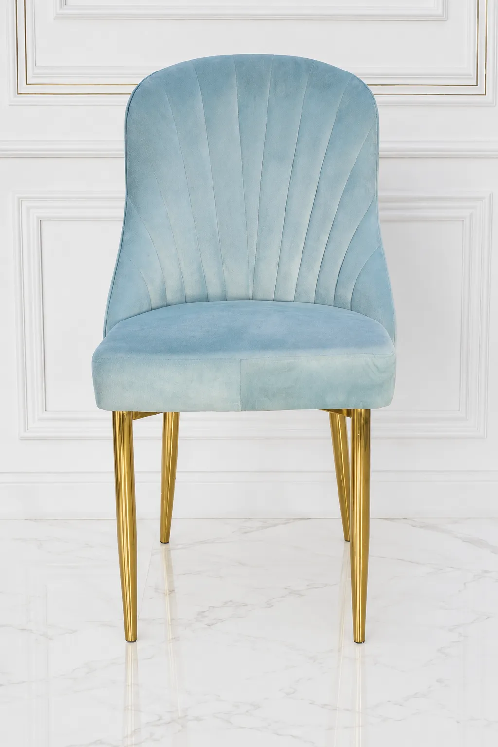 Modern Light Grey Velvet Dining Chair with Gold Metal Legs – Luxury Upholstered Accent Chair Light grey velvet dining chair with gold metal legs and stitched fan backrest.