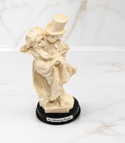 Wedding couple resin figurine with bride and groom decorative statue