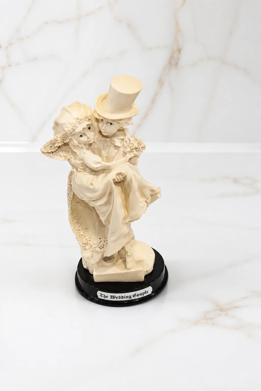 Wedding Couple Resin Figurine | Romantic Bride & Groom Decorative Statue for Home Décor Wedding couple resin figurine with bride and groom decorative statue
